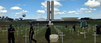 Policiais invadem Congresso contra reforma da previdência e Relator muda idade mínima para mulher se aposentar