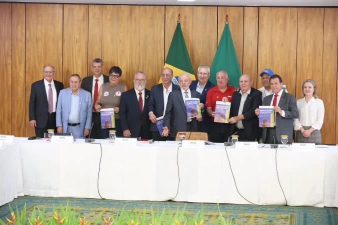 PRESIDENTE LULA RECEBE PAUTA DA CLASSE TRABALHADORA